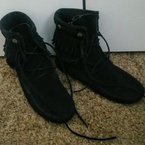 Minnetonka Fringe Boots Size 9